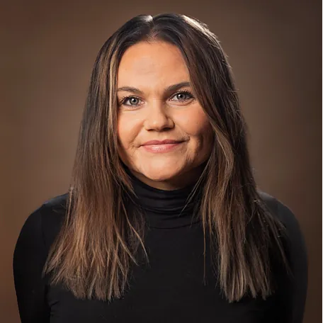 Regnskapsfører med kunde ser over papirer